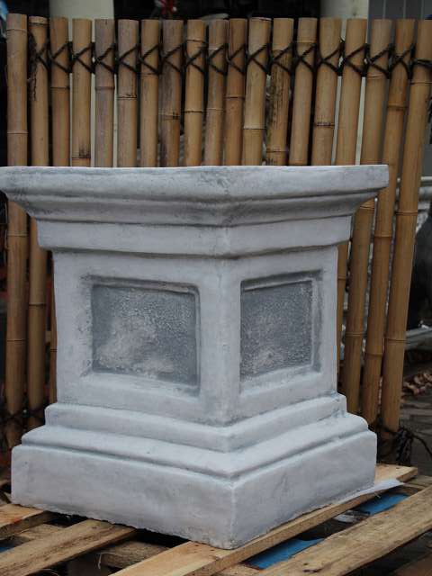 Großer Sockel 62 cm hoch Steinguss