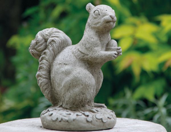 Eichhörnchen mit Eichel 25cm grau Steinfigur