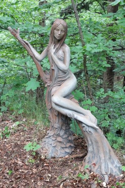 Baumhüterin Buche 120cm hoch Rosteffekt Elfe Skulptur Steinfigur