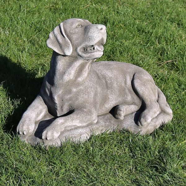 Hund Labrador liegend 51x33 cm grau Steinfigur
