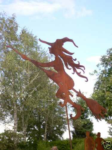 Junge Hexe fliegend auf Besen Gartenstecker Edelrost 60 cm breit