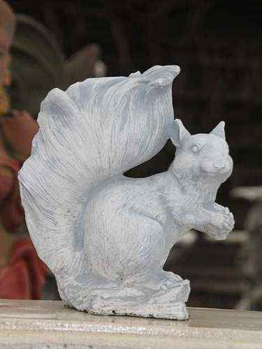 Eichhörnchen 26 cm hoch Steinfigur
