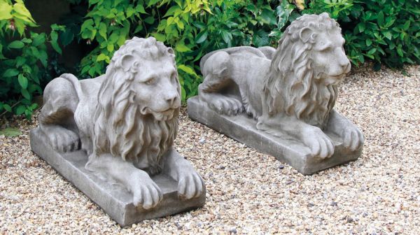 Löwen Paar liegend 83 cm lang grau Steinfigur